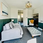 Beautiful, 1 Bedroom Cottage